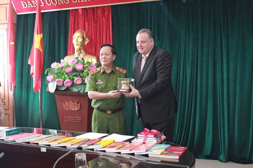 3. Lieutenant General, Prof. Dr. Nguyen Xuan Yem presented souvenir to Mr. Pierre Guiton.
